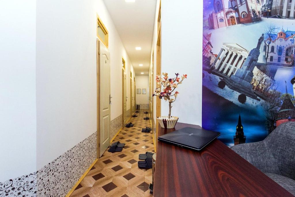 苏博蒂察Hostel Put Svile的走廊上设有桌子和墙上的绘画