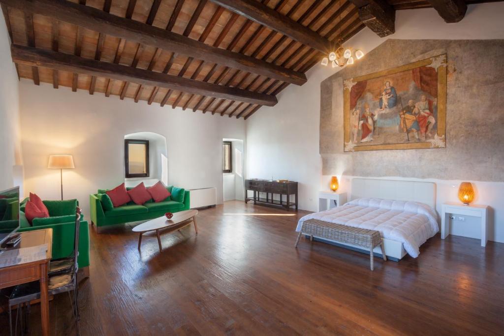 克利通诺河畔坎佩洛Il Castello di Campello的一个带床和沙发的大客厅