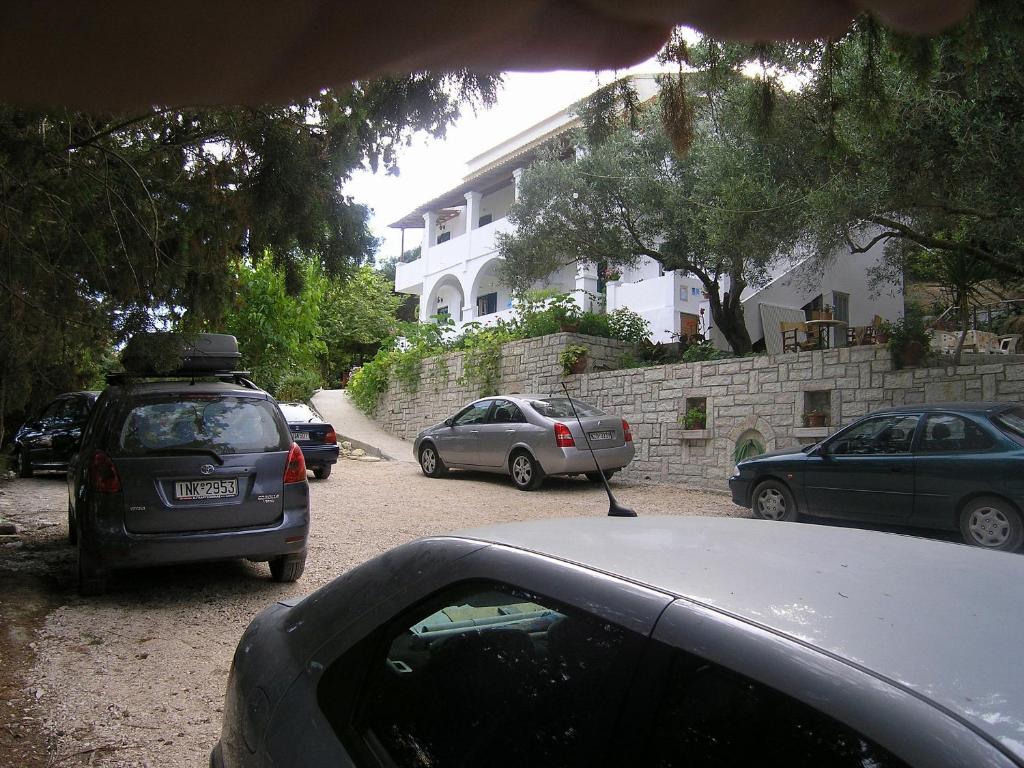 维塔拉戴斯安特塔别墅旅馆的停在停车场的一群汽车