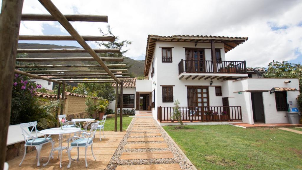 莱瓦镇Casa Tzabar的房屋设有天井和桌椅