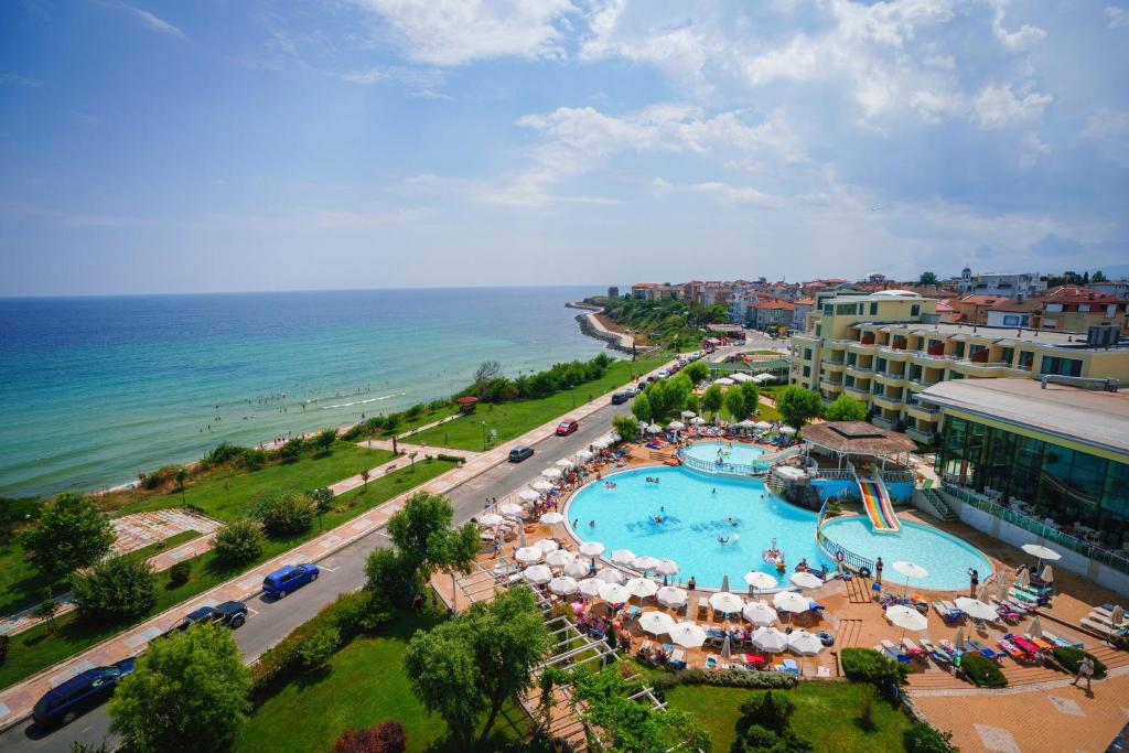 普里莫尔斯科Hotel Perla Beach Luxury - All Inclusive & Free Beach Access的享有度假胜地的空中景致,设有游泳池和海洋