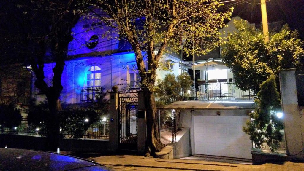贝尔格莱德Resident hill resort的夜晚有蓝色灯光的房子
