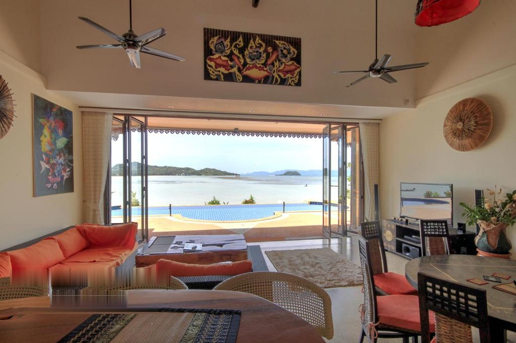 西塔努5 Bedroom Seafront Villa Phangan SDV231-By Samui Dream Villas的海景客厅