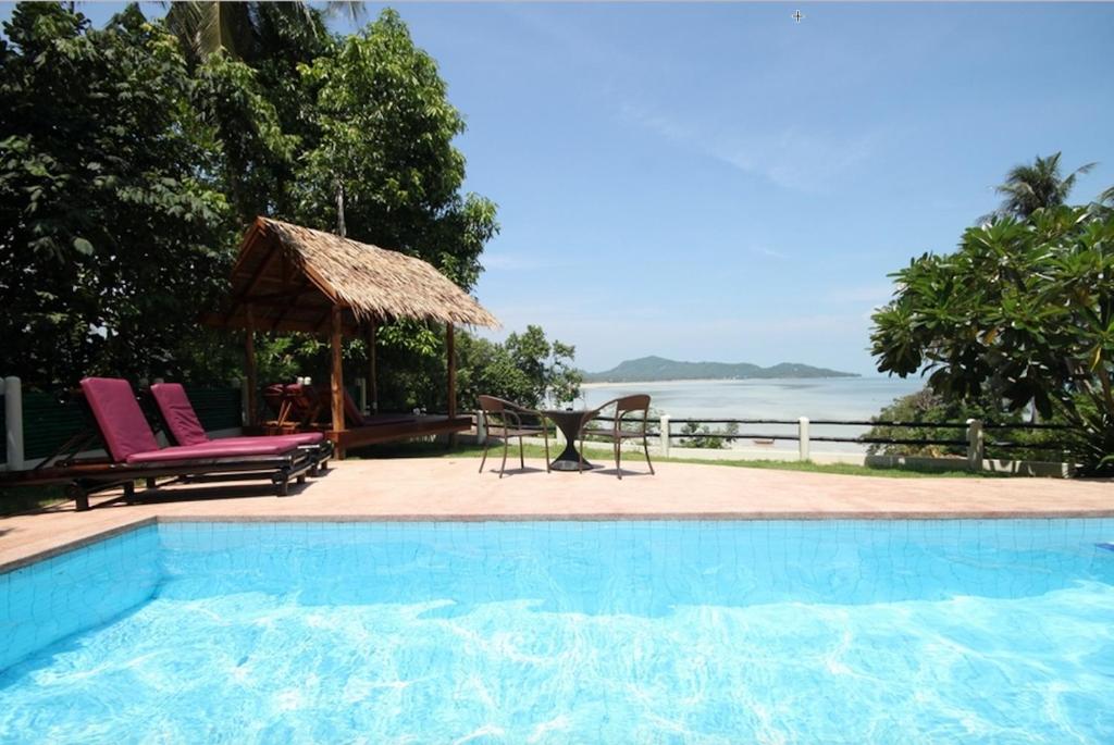 西塔努3 Bedroom Seafront Villa Island View SDV233-By Samui Dream Villas的一个带桌椅的海洋游泳池