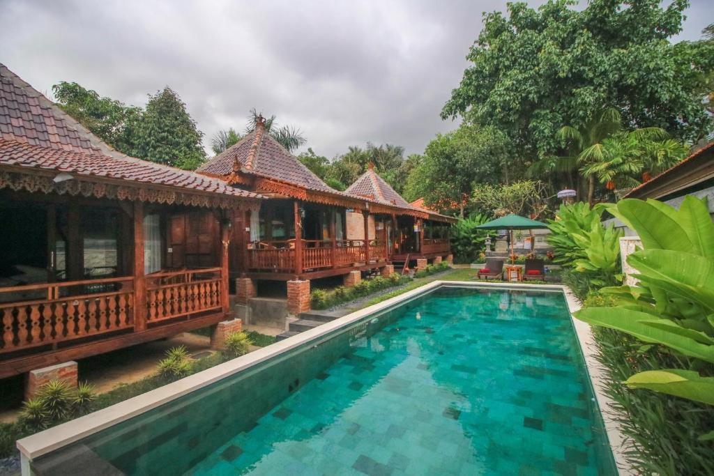 乌布Ari Cottages Ubud的度假村内带游泳池的别墅