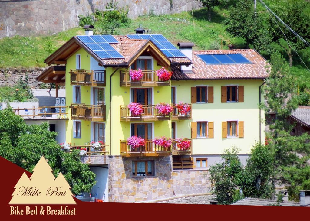 巴塞尔加·迪·皮纳Bike Bed&Breakfast Mille Pini的屋顶上设有太阳能电池板的黄色房子