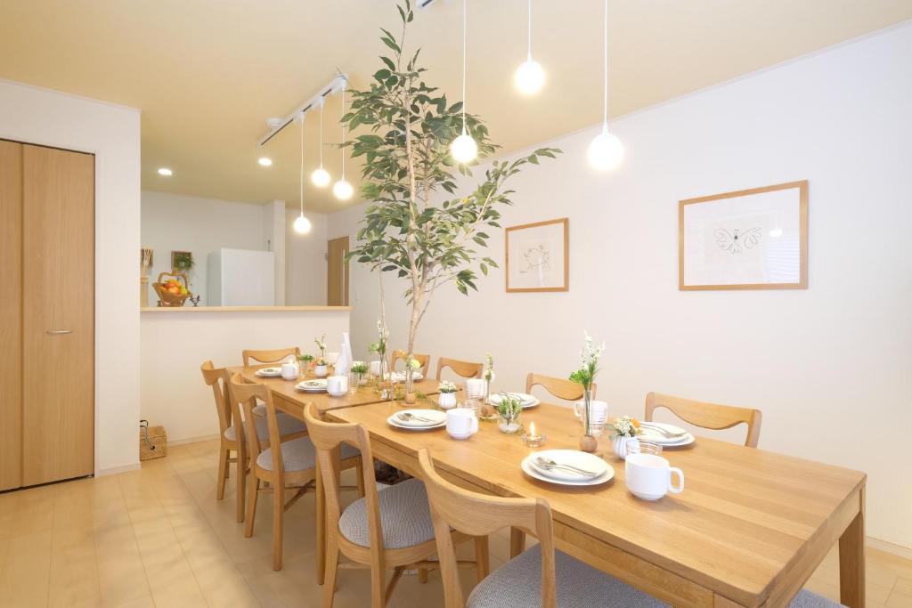 读谷村Bremen House ~ブレーメンハウス~的一间带木桌和椅子的用餐室
