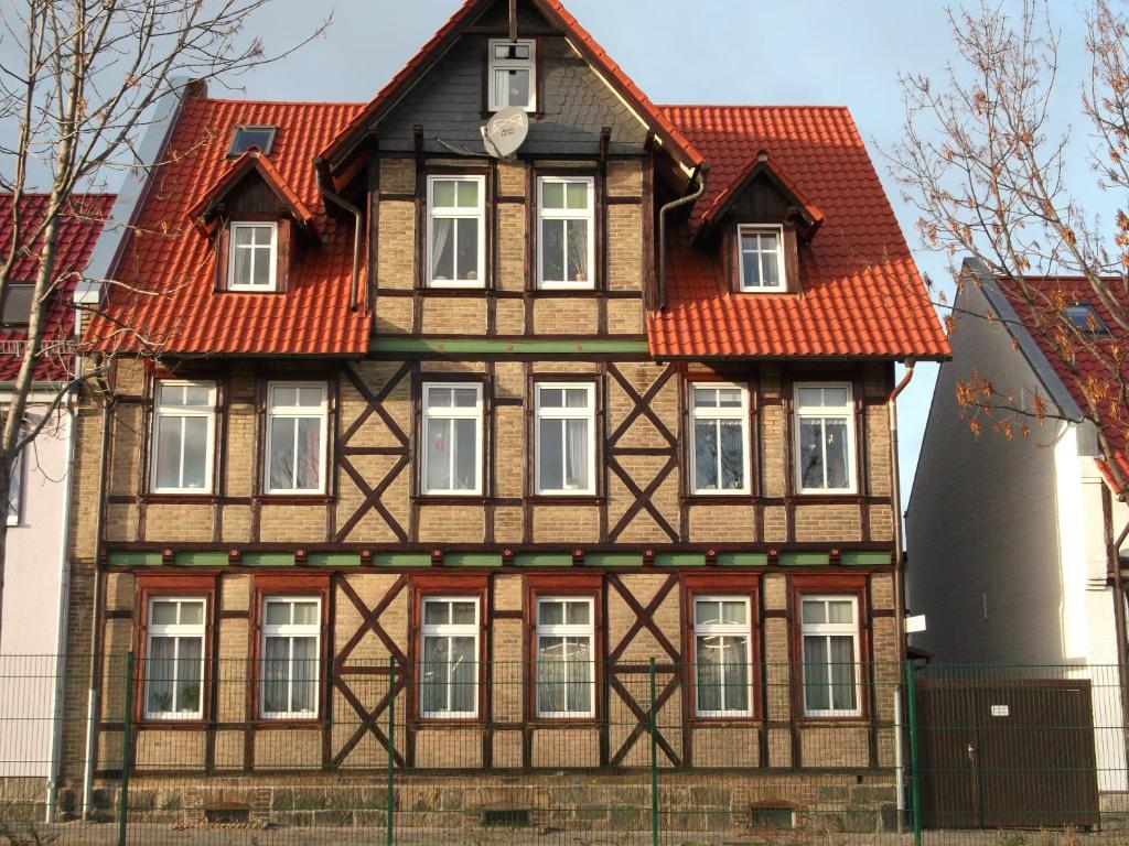 韦尼格罗德哈兹格诺斯度假公寓的一座带橙色屋顶的古老房子