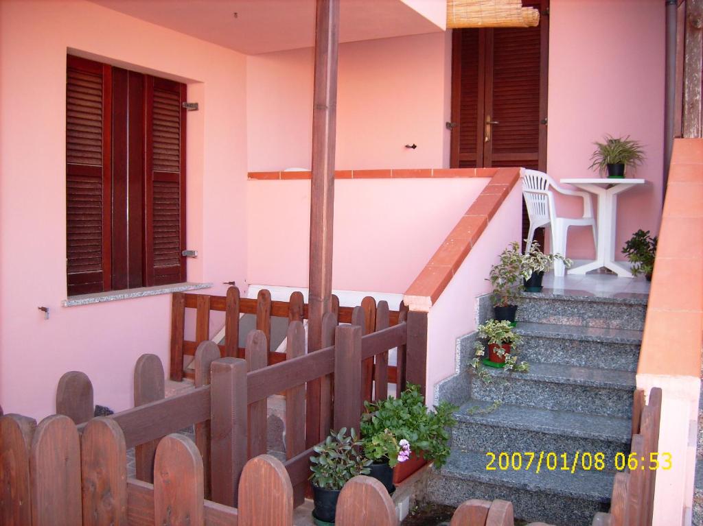 Funtana MeigaMonolocale a 200 metri dal mare的房屋设有楼梯和木栅栏