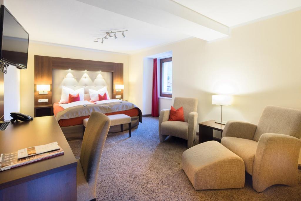 赖尔梅尔斯海默别墅精品酒店的配有一张床和一张书桌的酒店客房
