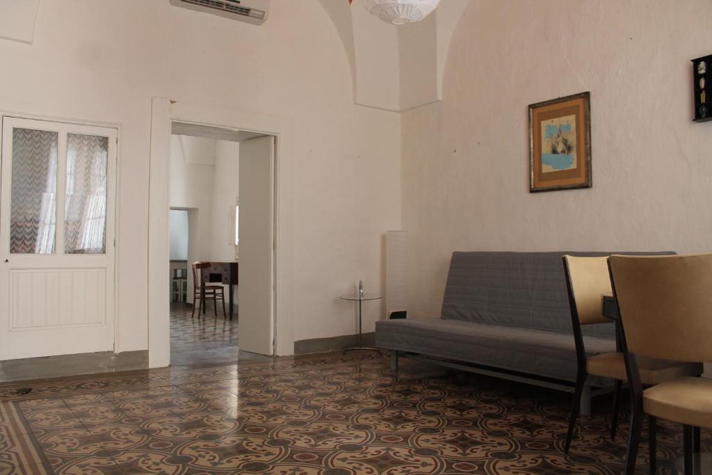 帕拉比塔Appartamento in centro storico zona Gallipoli的客厅配有沙发和桌子