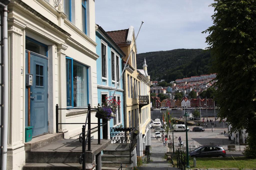 卑尔根Bergen's Best Location的城镇街道上的一群建筑物