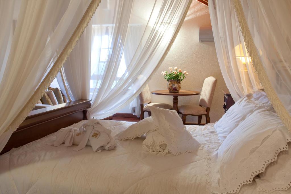 格拉玛多波萨达弗洛林卡酒店的卧室配有白色的床和窗户