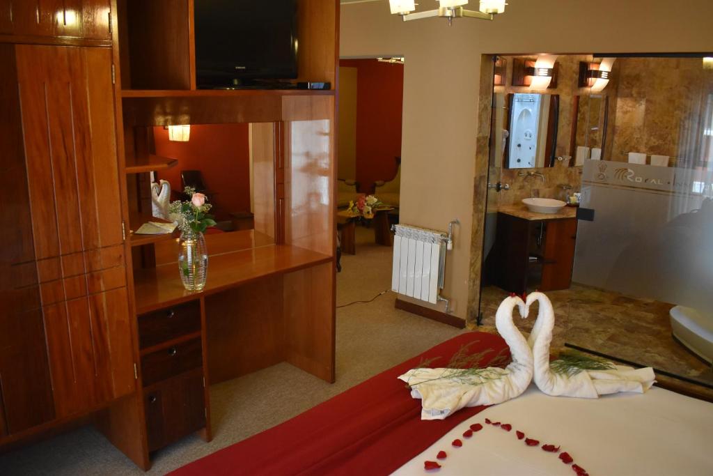 普诺普诺皇家酒店的酒店客房的床上装饰有天鹅