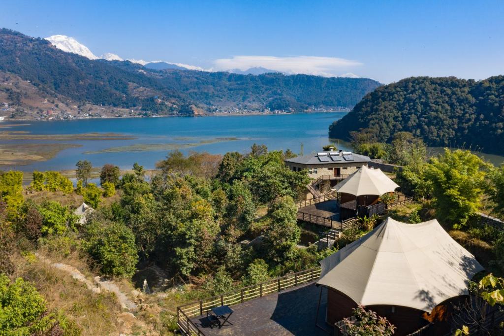 博卡拉The Pavilions Himalayas Lake View的享有房子和湖泊的空中景致