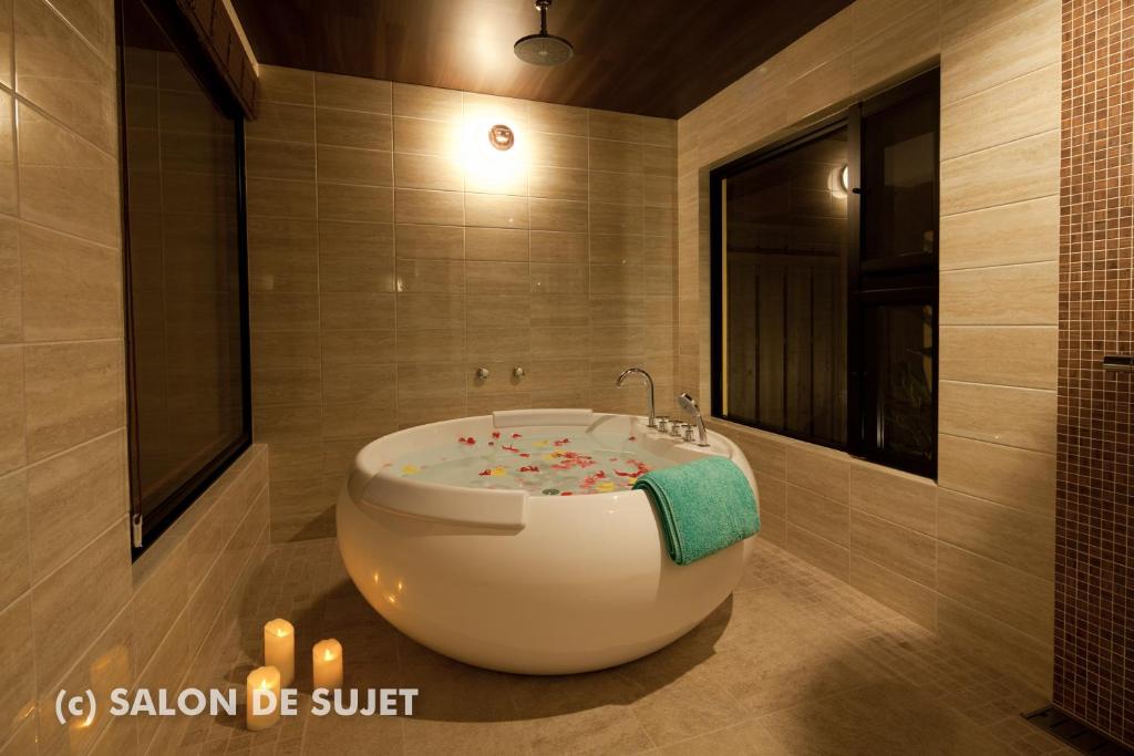 名户Bougain Terrace Resort Ta-chi House的带浴缸的浴室。
