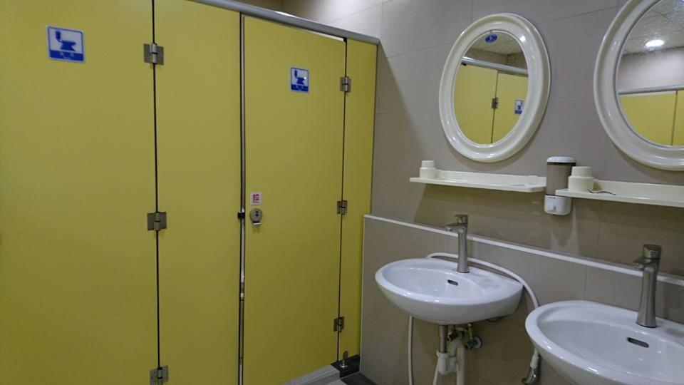 高雄国泰旅社_背包客的窝的浴室设有两个水槽和一个绿色的隔板