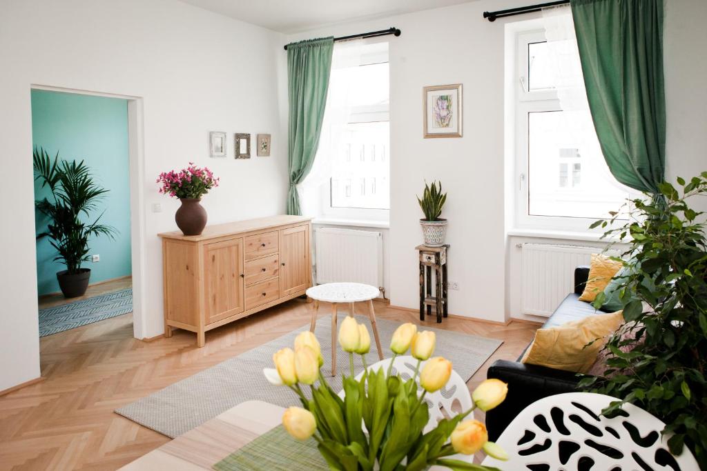 维也纳Twin Apartment的客厅配有沙发和桌子
