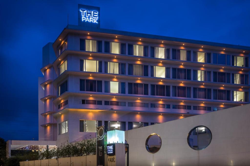 纳威孟买新孟买公园酒店的上面有蓝色标志的建筑