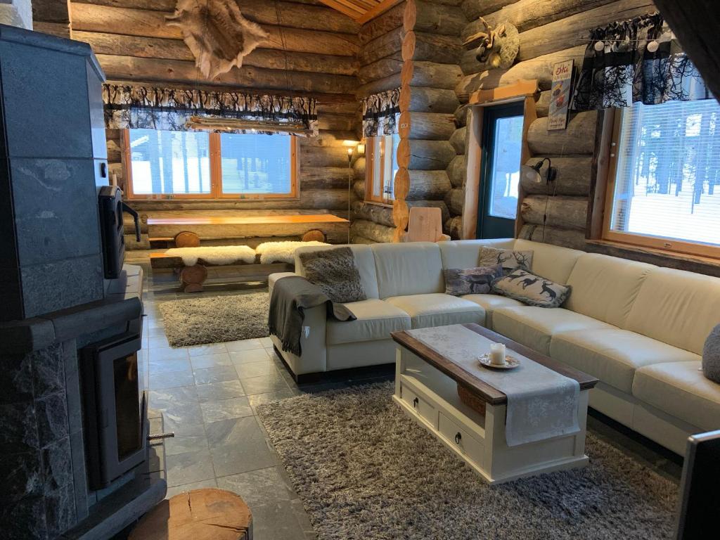 列维Casa Levi Luxury Chalet的小木屋内的客厅配有沙发和壁炉