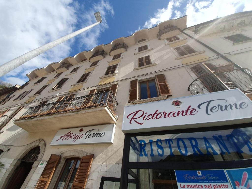 阿夸桑塔泰尔梅Albergo Ristorante Terme的白色的建筑,标有餐厅标志