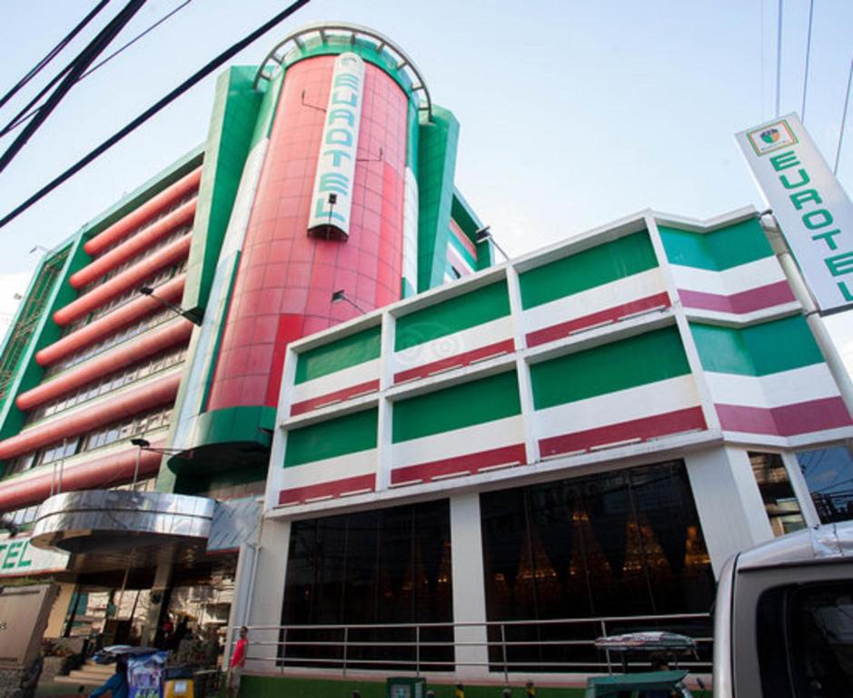 马尼拉欧洲电信北艾莎酒店的一座红色和绿色的大建筑