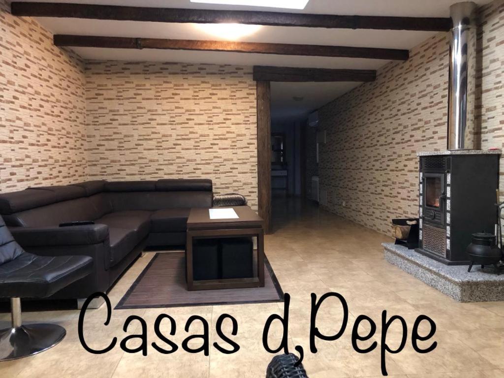 MeisCASA D´PEPE的带沙发和壁炉的客厅