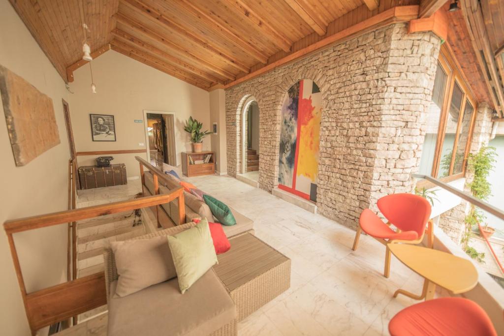 地拉那Mosaic Home的带沙发和砖墙的客厅