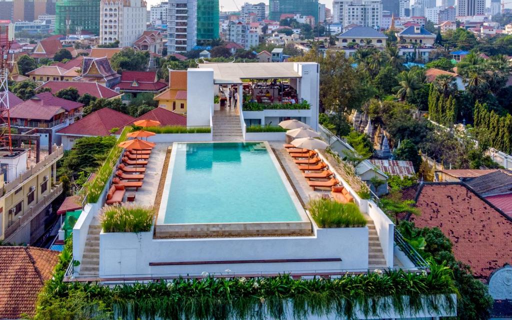 金边Penh House Hotel的享有带游泳池的建筑的空中景致