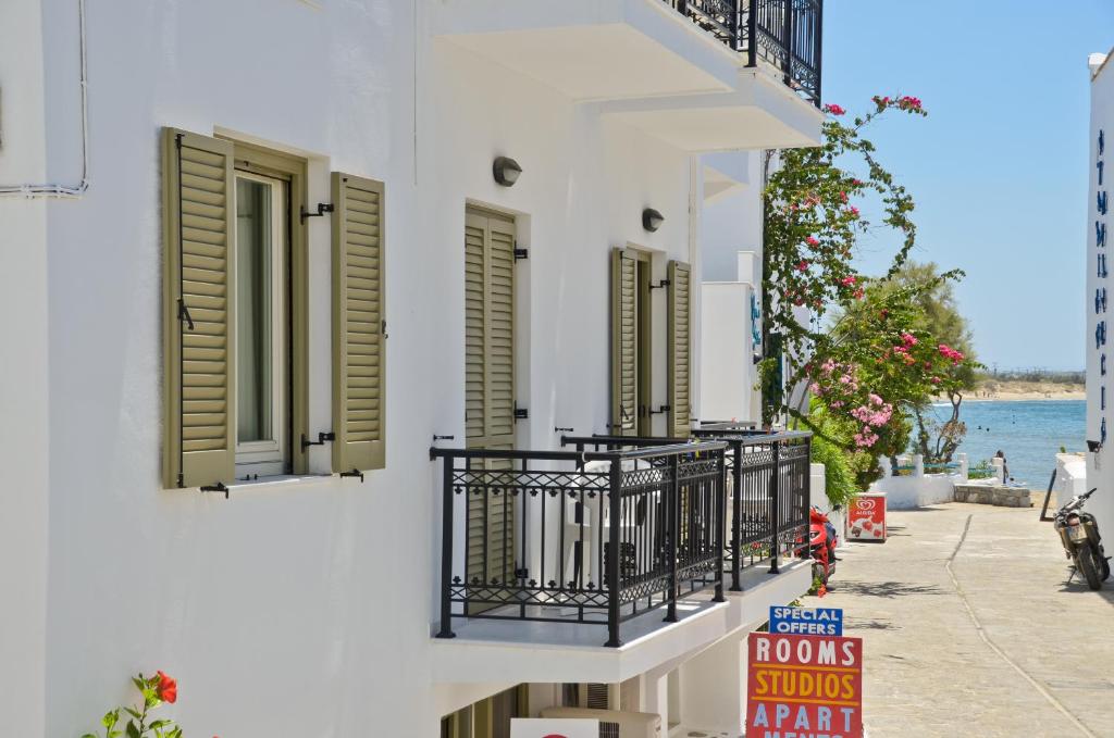 纳克索乔拉Soula Naxos的白色的建筑,有绿色百叶窗和标志