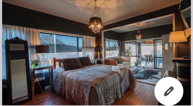 罗托鲁瓦Skyline SkyRides Premium Property的一间卧室设有一张床和一间客厅。