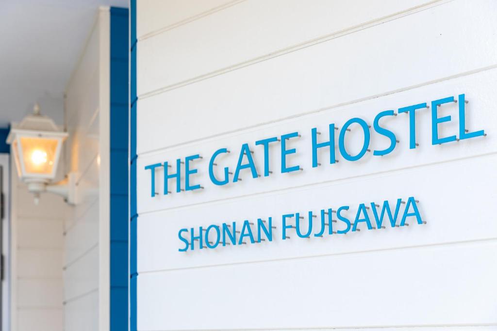 藤泽THE GATE HOSTEL SHONAN FUJISAWA的山农夫斯卡门医院的标志