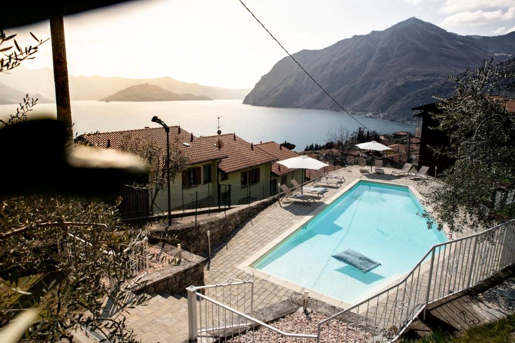 里瓦迪索尔托米兰达酒店的享有湖景的游泳池