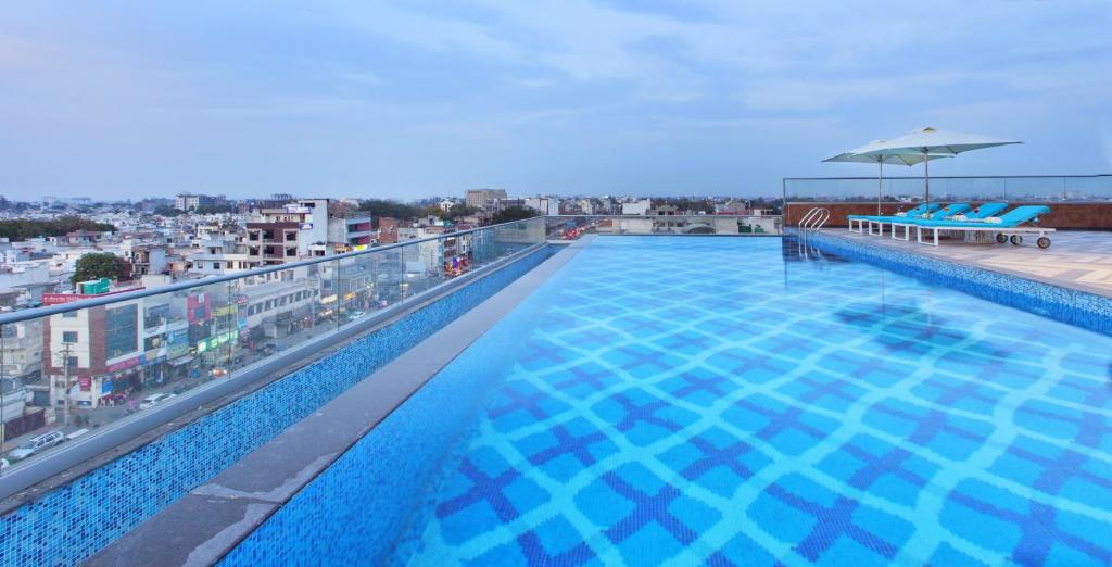 阿姆利则Golden Premier Amritsar的大楼屋顶上的大型游泳池