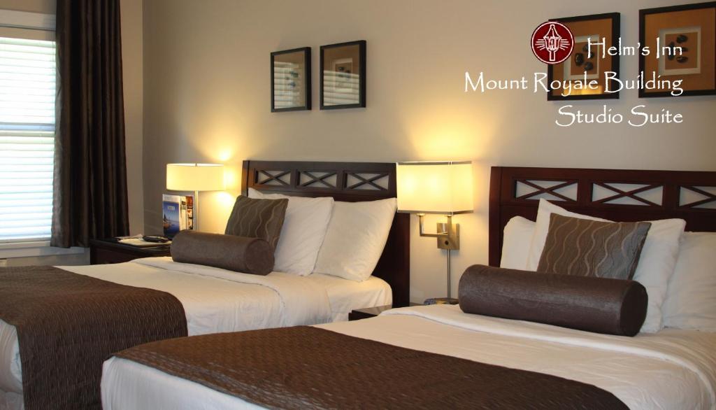 维多利亚海尔姆斯酒店的酒店客房设有两张床和两盏灯。