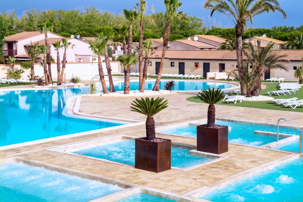 波尔蒂拉盖勒斯塔玛瑞斯波特斯太阳度假酒店的棕榈树游泳池及度假村