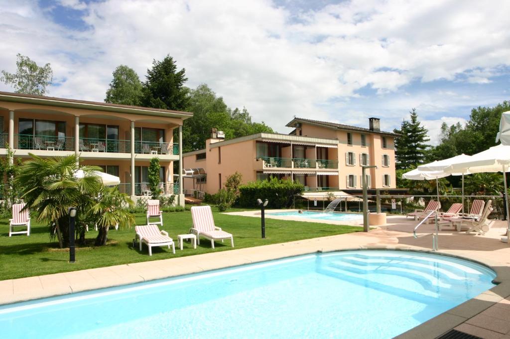 卡迪马里奥卡茨托瑞温泉酒店的一座带度假村的建筑前的游泳池