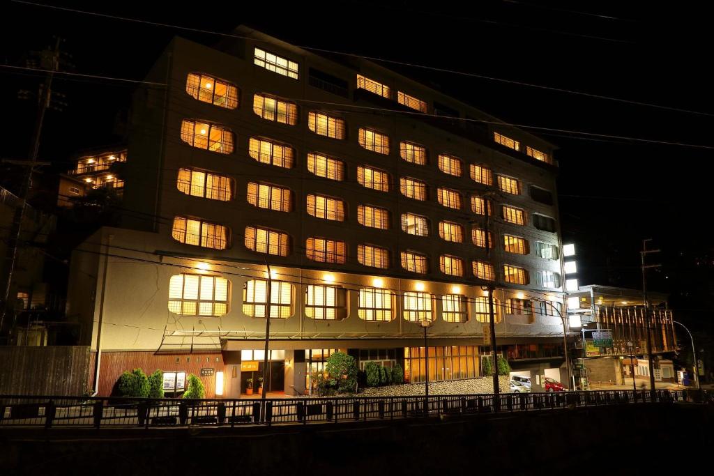 神户有马御苑日式旅馆的一座大型建筑,晚上有窗户