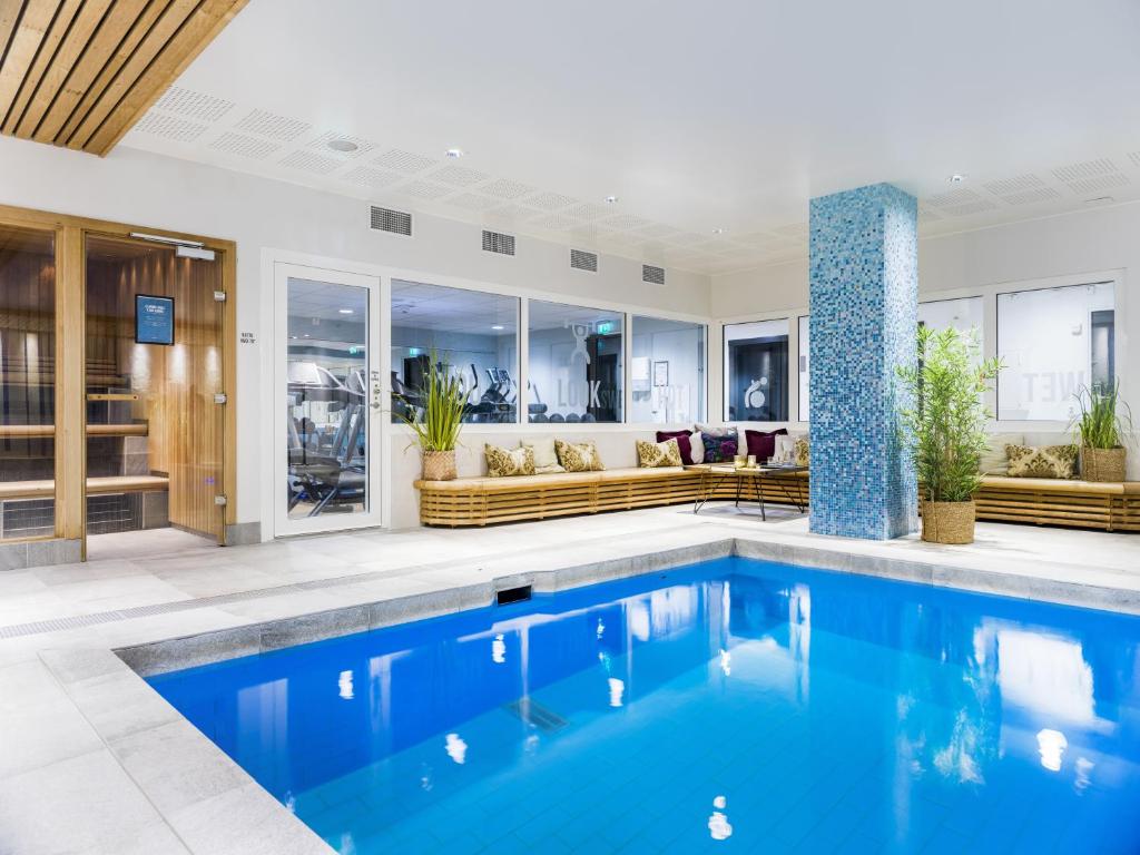 耶夫勒克拉利奥温恩酒店的游泳池,位于带客厅的房屋内