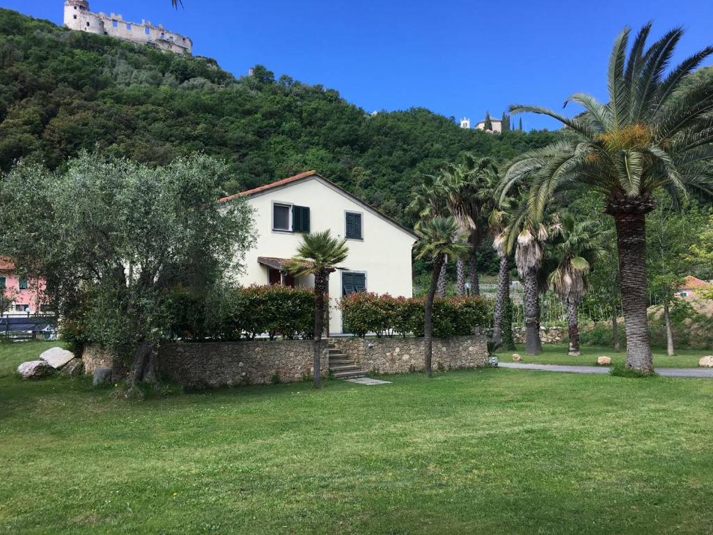 菲纳莱利古雷Charming Ligurian Riviera House的一座棕榈树的白色房子