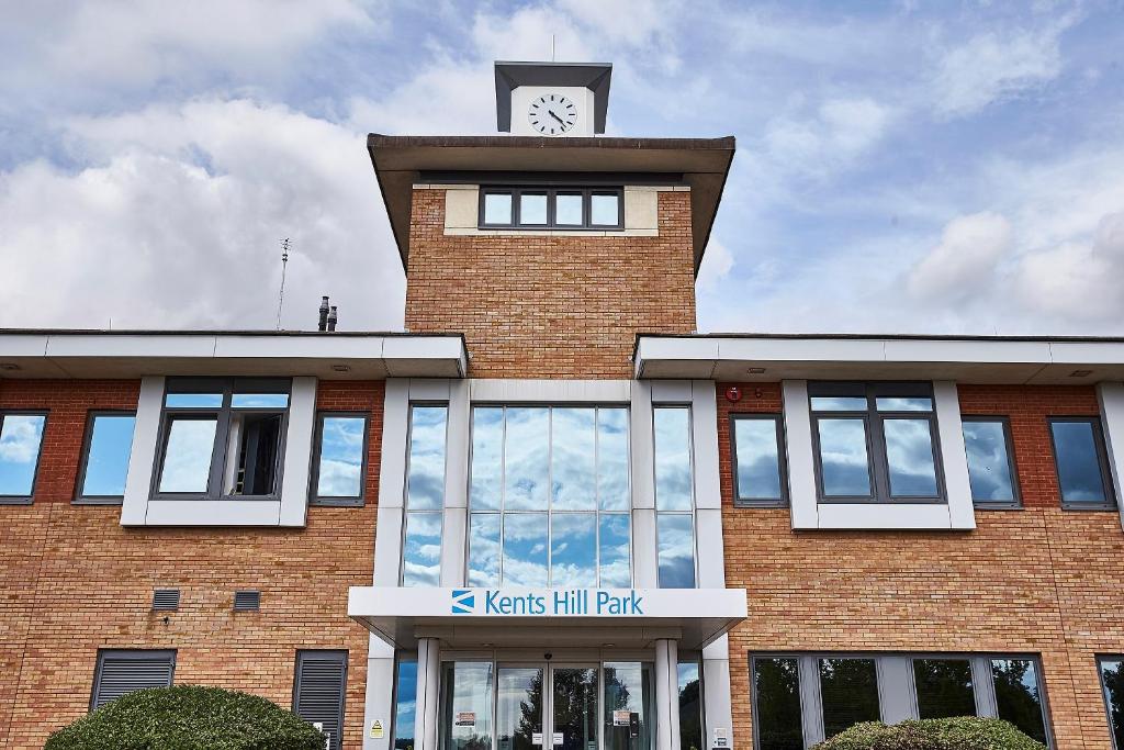米尔顿凯恩斯Kents Hill Park Training & Conference Centre的一座建筑的顶部有一个钟楼
