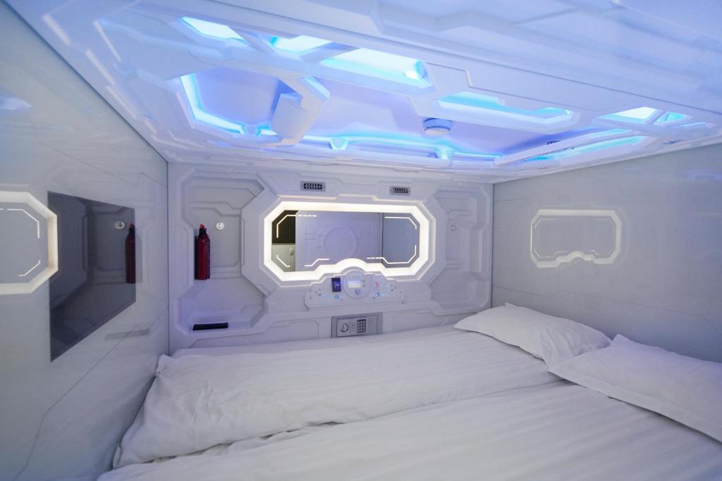 雷克雅未克银河波德旅舍的一间卧室设有两张床,飞机上设有一个窗口