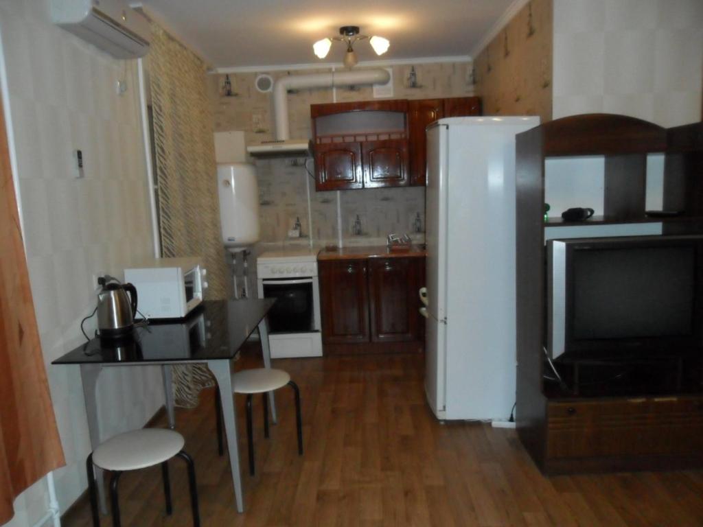 第聂伯罗проспект Олександра Поля (пр. Кірова)的厨房配有桌子和白色冰箱。