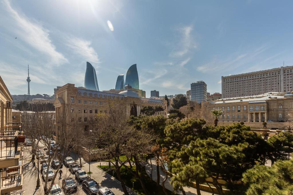 巴库Azneft Square Flame Towers View Apartment的享有拥有建筑和汽车的城市美景