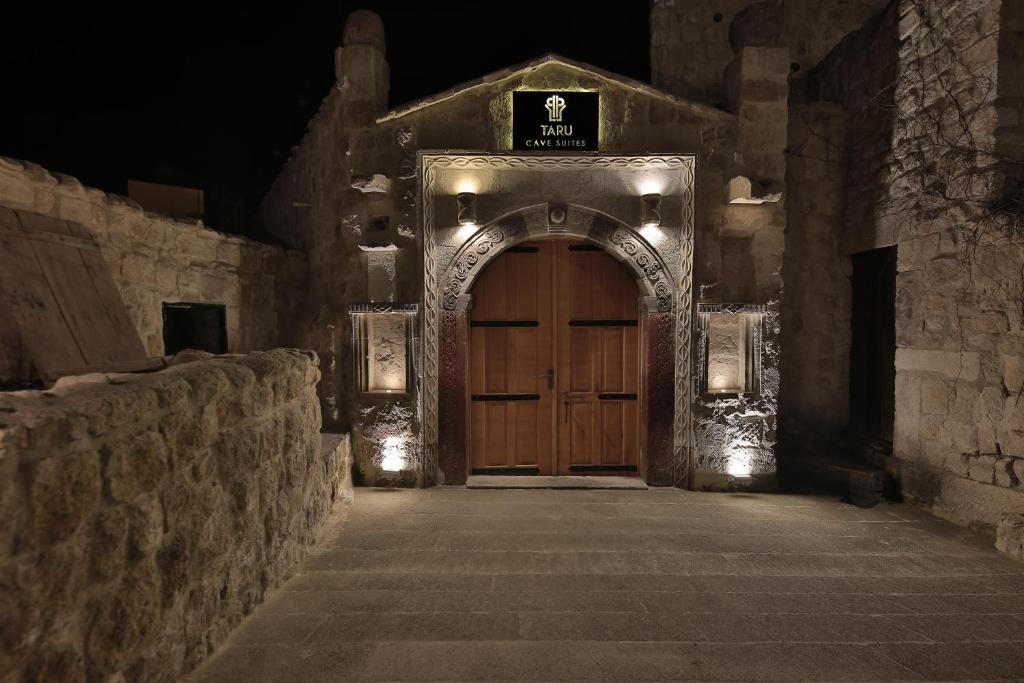 于尔居普Taru Cave Suites的石头建筑的入口,带有木门