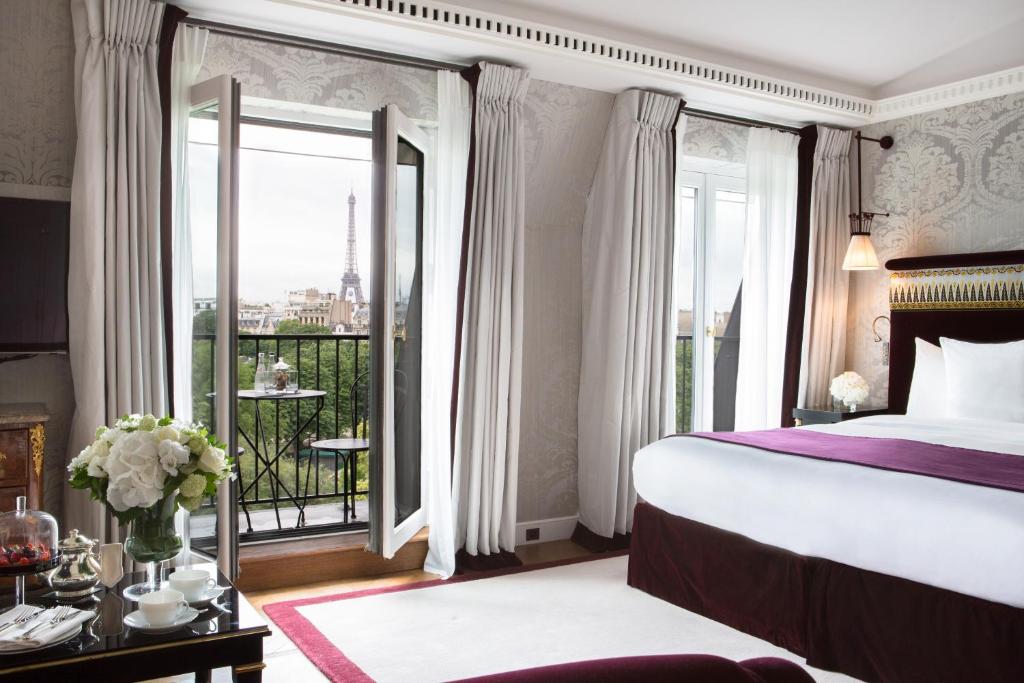 巴黎La Réserve Paris Hotel & Spa的酒店客房设有一张床和一个阳台。