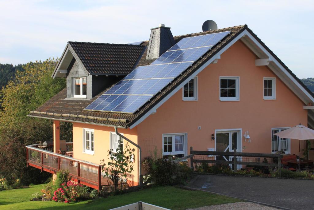 施莱登Ferienwohnung Schmahl的屋顶上设有太阳能电池板的房子