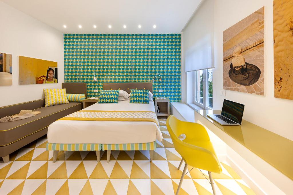索伦托Casa Dominova de Luxe的一间带两张床和一张沙发的卧室