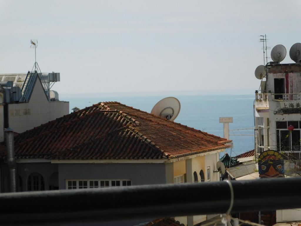 波尔蒂芒Tropical Rocha Residence的建筑和船只屋顶的景色