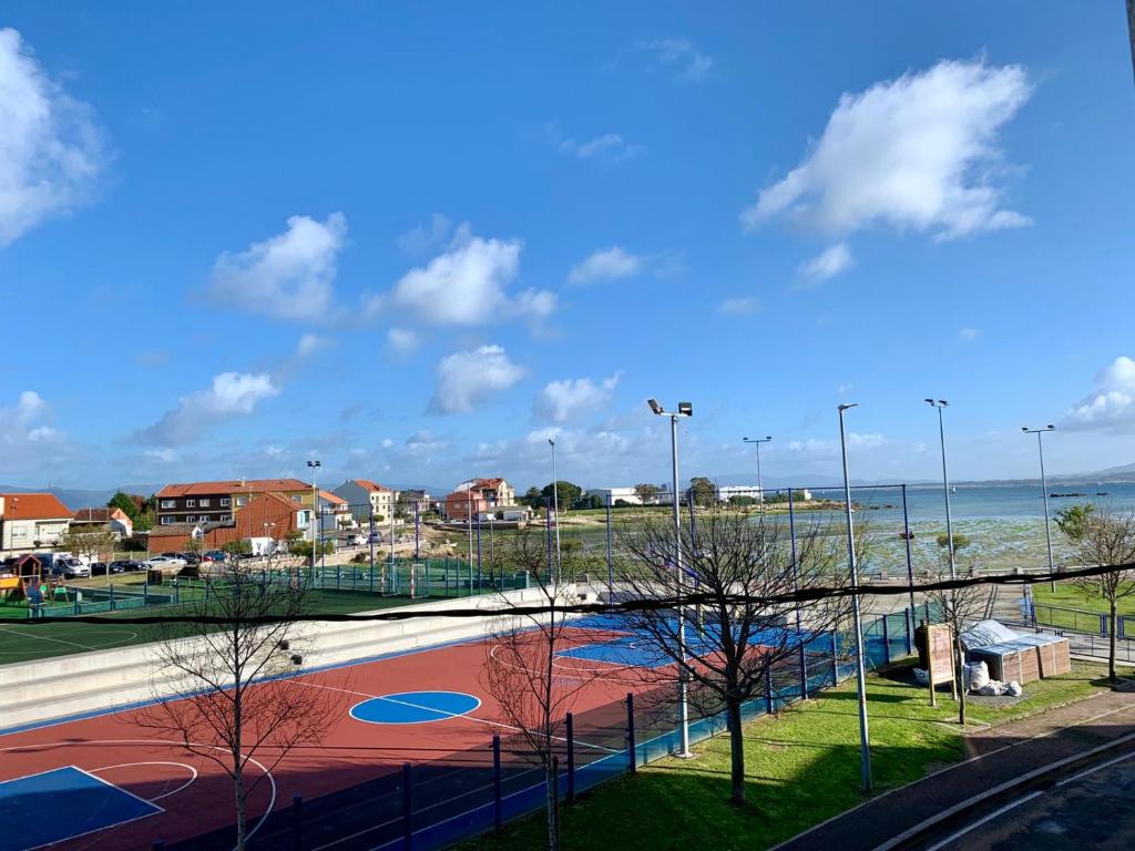 格罗韦Apartamento en Terra do Porto con vistas的水边的网球场